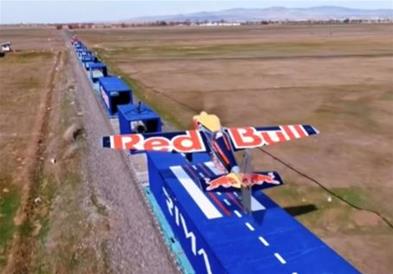 Видео: Дарио Коста успешно слета и полета со авион од воз во движење