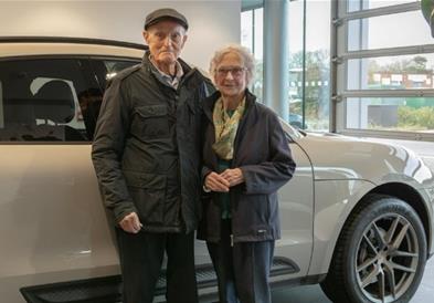 Си купиле прво Порше, зашто имале потреба од адреналин- таа им 94, тој 92 години (ФОТО)