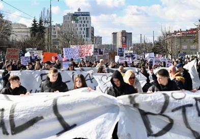 Шести ден масовни протести во Сараево по сообраќајката во која загина студент: Сите ќе заминеме од државата