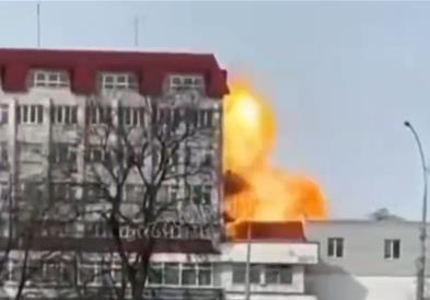 Руски дрон погоди зграда во украинскиот град Суми (ВИДЕО)