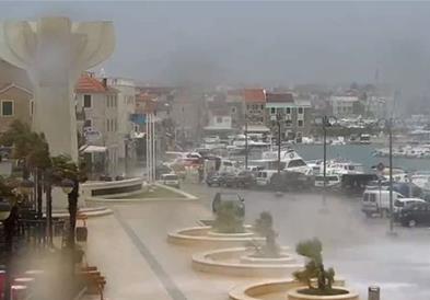 Хрватското крајбрежје е погодено од силно невреме: Морето се излеа, ветриштата направија пустош (ВИДЕО)