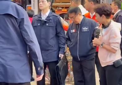 На свештеник му се слоши, па се исповрати врз претседателот на државата: Не можев да се воздржам (ВИДЕО)