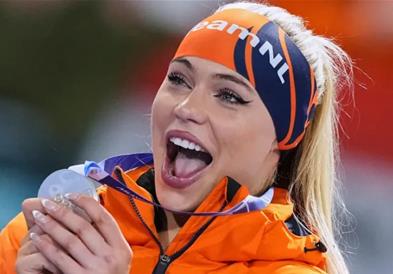 Најубавата спортистка на ЗОИ го соблече комбинезонот и го покажа градникот- МОК се изјасни за казната 