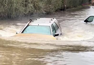 Старо Пежо покажа како нема проблем при преминување водени препреки (ВИДЕО)