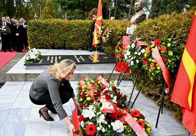 СДСМ оддаде почит и положи цвеќе на почивалиштето на претседателот Борис Трајковски
