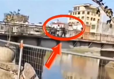 Маж се расправа со сопругата на мост, па во налет на бес го фрли детето во река (Вознемирувачко видео) 