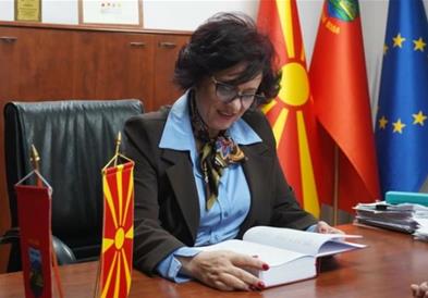 Градоначалничката Стаменкоска-Трајкоска доби примерок од првиот Македонски етимолошки речник од авторот Цветановски, жител на Кисела Вода