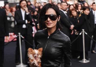 Фото: Деми Мур во шокатно издание: Драстичната промена ги запали мрежите - цела во кожа