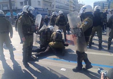 На вчерашниот протест во Атина за тригодишнината од железничката несреќа приведени 200 лица, од кои 19 се уапсени