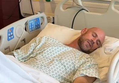 Драма на најпознатиот порно актер- заврши во болница во Дубаи (ФОТО)