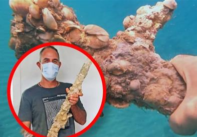 Уште еднаш го послужи среќата- нуркач извлече меч од времето на Крстоносните војни (ВИДЕО)