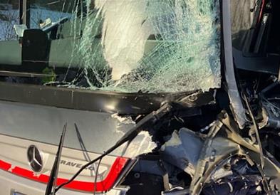 Најмалку 24 лица се повредени во судар на туристички автобус и автомобил во Австрија