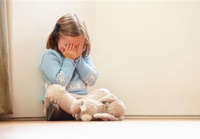 Девојче останало заробено во тоалет поради патентот- полицајци едвај ја спасиле 