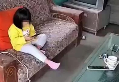 Телефон експлодира во рацете на мало девојче и продолжи да гори (ВИДЕО)