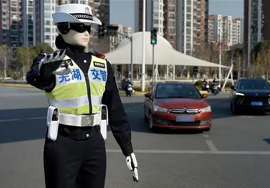 Полицајците се прераспределени на други работни места- роботите ги презедоа нивните должности во Шенжен (ВИДЕО)