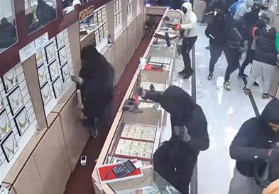 Над 20 маскирани разбојници ограбуваат златарница- за минута однеле плен од 1,7 милиони долари (ВИДЕО)