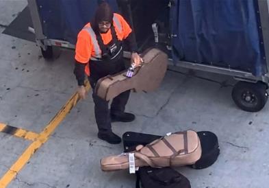 Работник на аеродром предизвика бес на социјалните мрежи: Треба да добие отказ! (ВИДЕО)