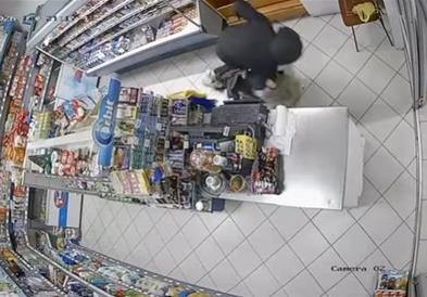 Видео: Спречен вооружен грабеж во Мостар: Продавачка се спротивстави на напаѓач со автоматска пушка