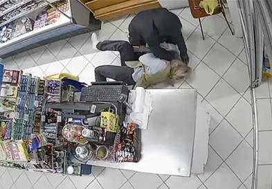 Храбра продавачка со голи раце му се нафрли на крадец, вооружен со автоматска пушка- драма во Мостар (ВИДЕО)