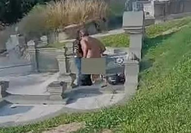 Скандал на гробишта: Сосема голи во интимен занес- не им било прв пат (ФОТО)