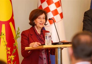 Сиљановска - Давкова од Загреб: Во Македонија граѓаните имаат јасен став, околу 80 отсто не сакаат да се менува Уставот, а речиси 70 отсто се за членство во ЕУ