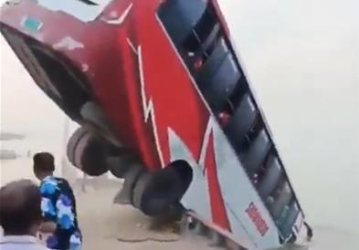 Видео: Најмалку 24 лица загинаа откако автобус се урна во река додека се обидуваше да се качи на ферибот во Бангладеш