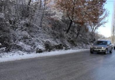 Врнежи од снег на Попова Шапка и во Крушево, сообраќајот се одвива непречено