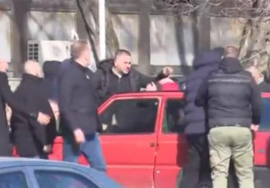Масовна тепачка на локалните избори во Србија (ВИДЕО)