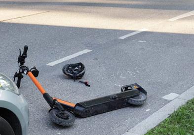 Девојче од Скопје се бори за живот, откако во тротинет, што го управувало друго девојче удрил автомобил од Штип