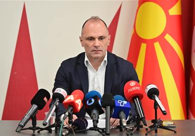 Филипче: Владата ја држи земјата во изолација, а граѓаните во сиромаштија