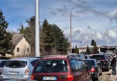 Зголемена дневна фрекфренција од албански граѓани на ГП „Ќафасан" за набавка на нафта и храна во Македонија