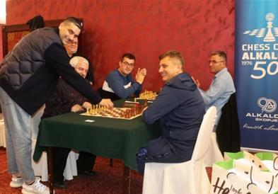 ШК Алкалоид славеше со играчите, пехарите за Николовски и Георгиев