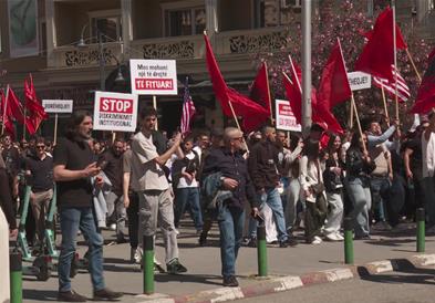Студенти Албанци на протест за Правосудниот испит на албански јазик, носеа само албански и американски знамиња