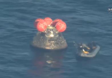 Видео: Астронаутите од мисијата „Артемис II“ безбедно се вратија на Земјата по летот околу Месечината