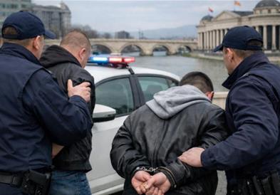 МВР: Лишени од слобода двајца крадци, на мостот „Гоце Делчев“ во Скопје одзеле личен накит од скопјанка