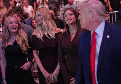 Фото: Трамп со ќерките и внуките на УФЦ борба