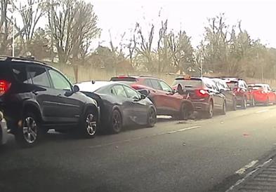 Бизарен верижен судир на над 10 автомобили- сѐ се случи за момент (ВИДЕО)