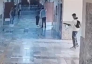 Ужас во Турција: Вооружен тинејџер упадна во училиште и застрела 16 луѓе, па си пресуди (Вознемирувачко видео) 