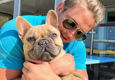 Столар дал отказ на работа, откако неговиот булдог почнал да заработува повеќе од него (ВИДЕО)