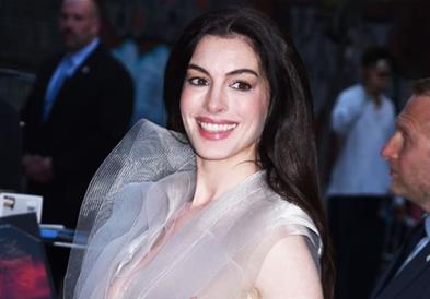 Ен Хатавеј во фустан од проѕирни ленти се појави на премиерата  на нејзиниот филм (ВИДЕО)