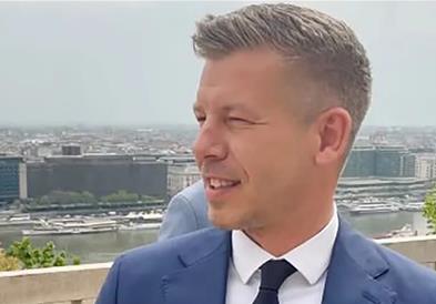 Петер Маѓар од балконот на палатата го здогледа Орбан и направи нешто неочекувано (ВИДЕО)