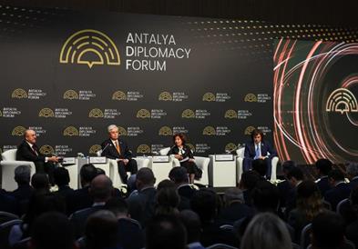 Сиљановска-Давкова на 5. Дипломатски форум во Анталија: Потребна е превентивна, наместо реактивна дипломатија