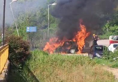 Неколку автомобили зафатени од пожар спроти градскиот стадион во Скопје (видео)