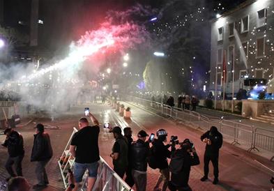 Полицијата се судри со демонстрантите во Тирана- бараат оставка од Рама (ВИДЕО)