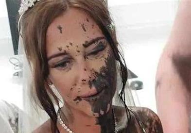 Свадба од соништата се претвори во кошмар: Невестата испрскана со црна боја пред шокираните сватови (ВИДЕО)