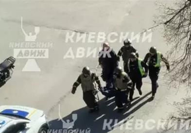Драма на улиците на Киев: Напаѓач пука на луѓе, најмалку еден загинат 