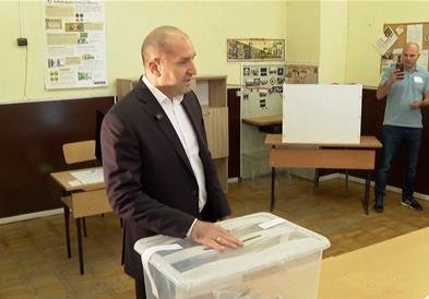 Излезни анкети: Румен Радев убедливо победи со над двојно повеќе гласови пред Борисов 