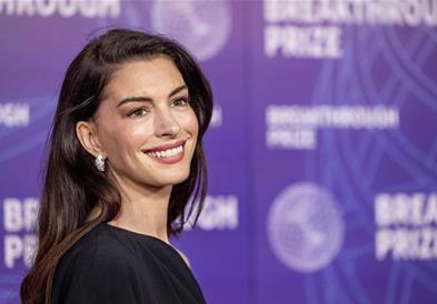 „Пипл“: Ен Хатавеј е најубавата ѕвезда на светот