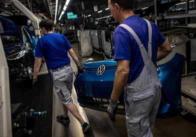 Германскиот гигант го забавува производството: Ќе се намалат 50.000 работни места до 2030