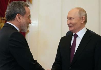 Путин и Арагчи седнаа на иста маса во Санкт Петерсбург: Цената на нафтата расте поради застојот во мировните преговори